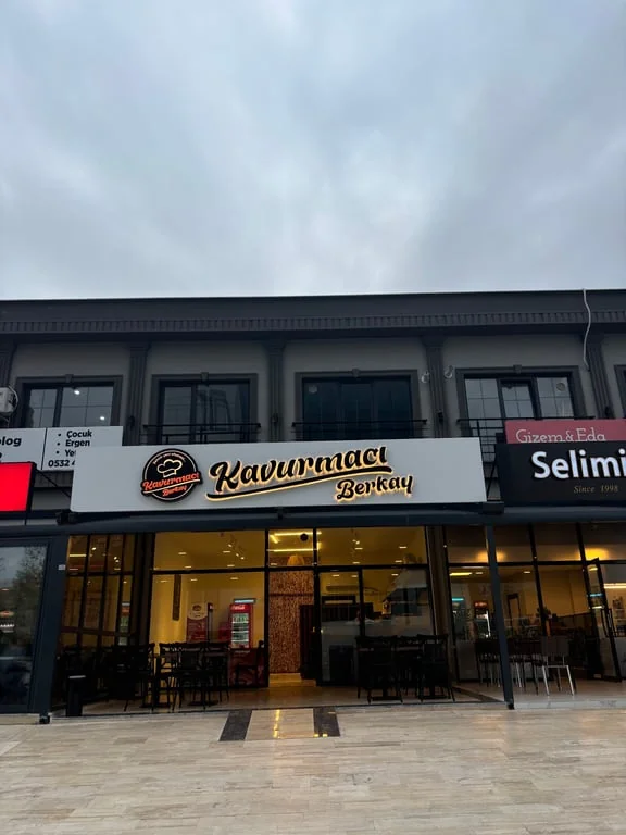 Kavurmacı Berkay Merkez şubesinin tabelası ve girişi