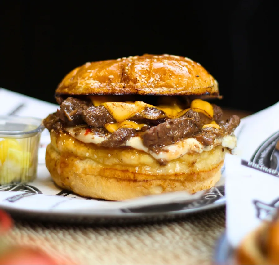 Kavurma Burger sunumu